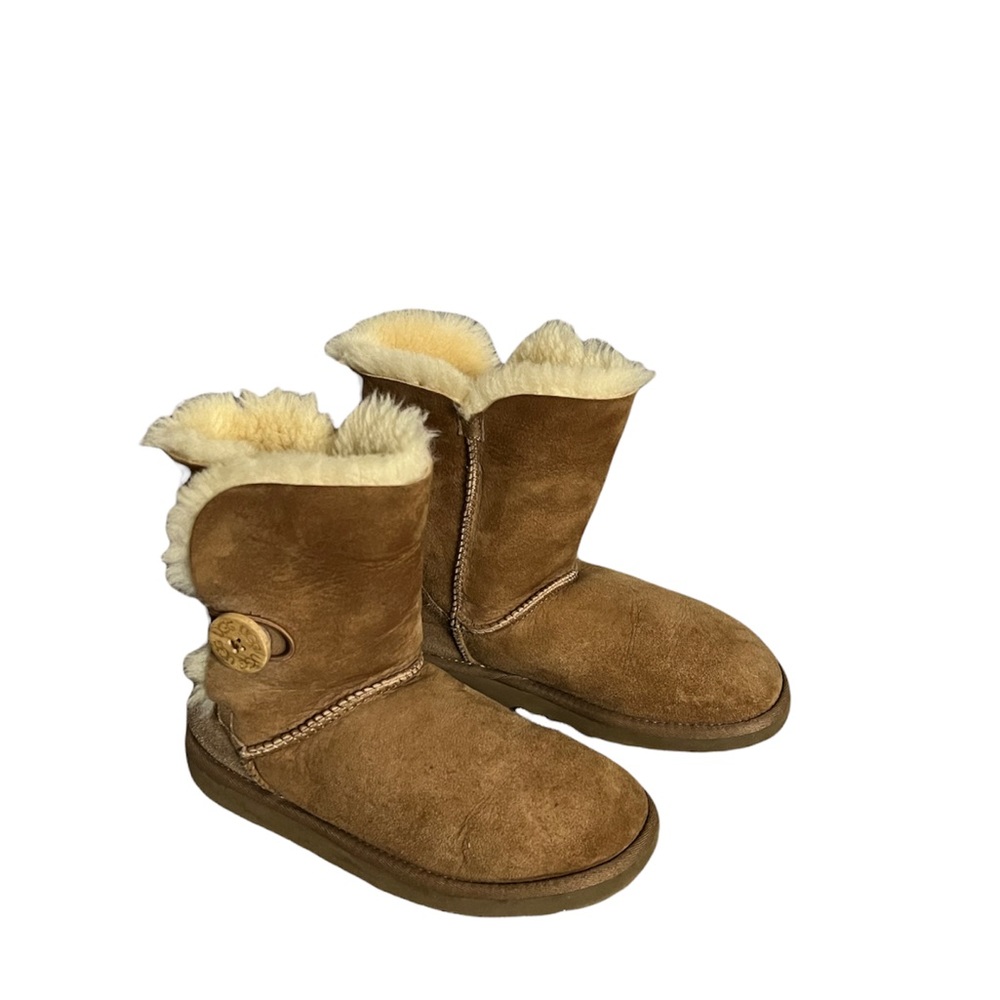 UGG BOOTS BAILEY BUTTON II SIZE 6